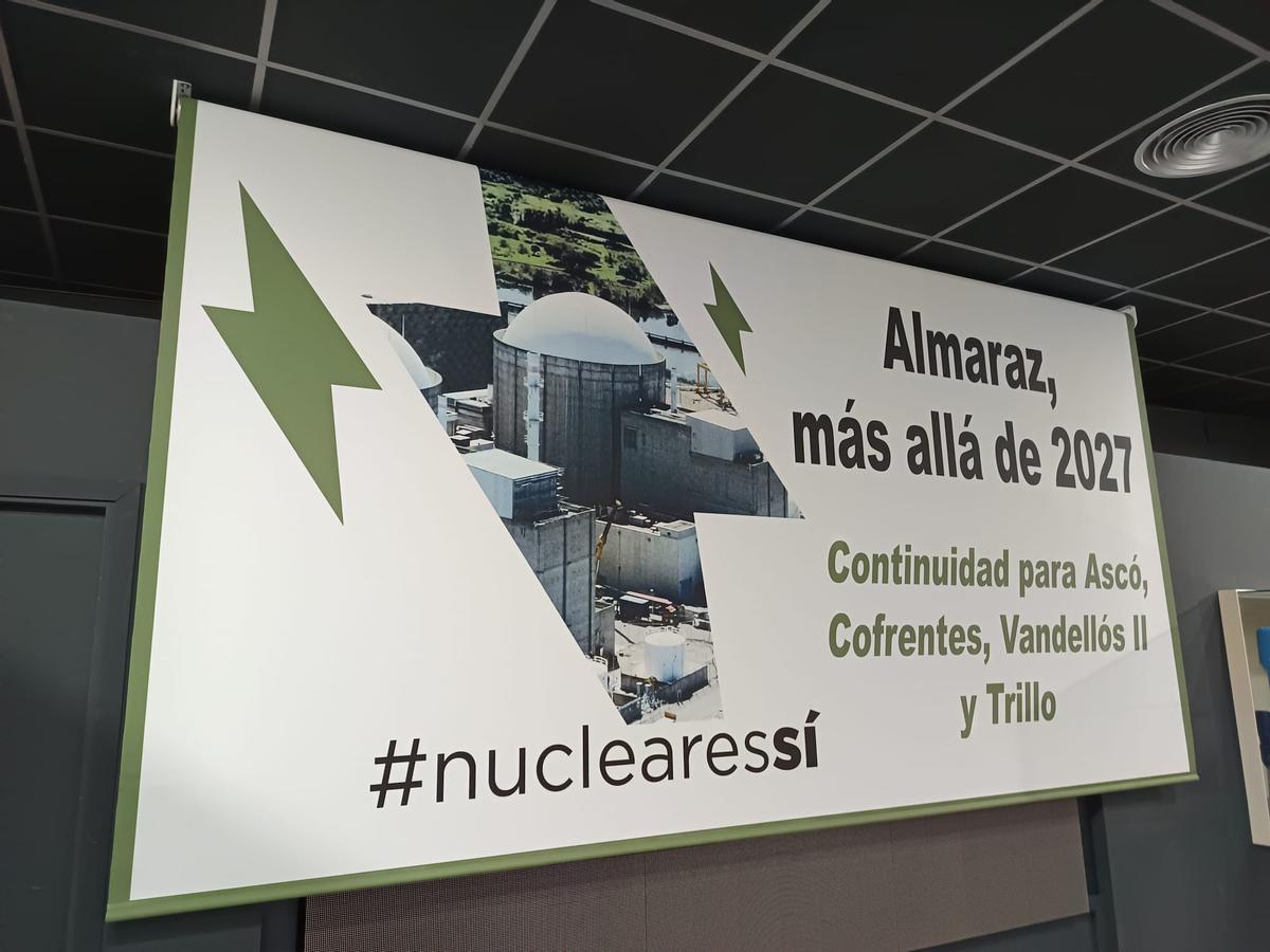 Cartel en la central nuclear de Almaraz en defensa de la continuidad de la planta.