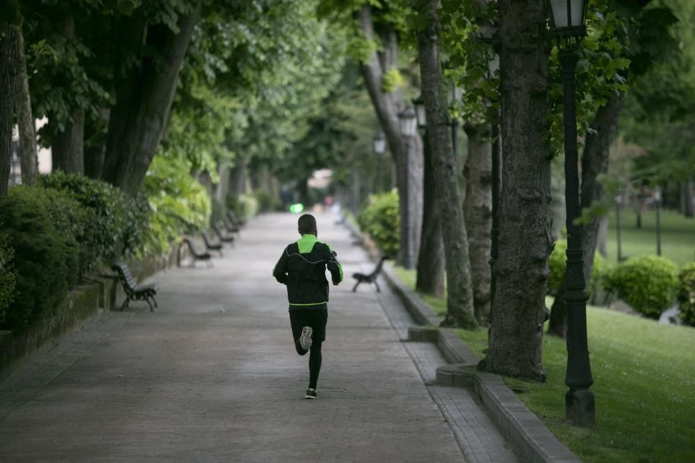 Oviedo en el primer día para poder salir a pasear y a hacer deporte por tramos horarios en Asturias.