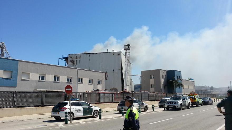 Los equipos de emergencias tratan de sofocar el fuego en la planta