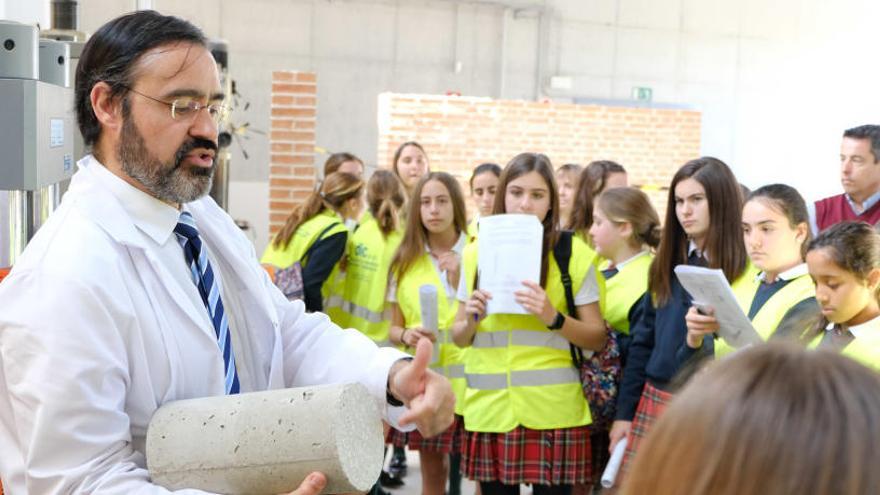 El catedrático de Ingeniería Civil Salvador Ivorra explica materiales y resistencia a un grupo de alumnas