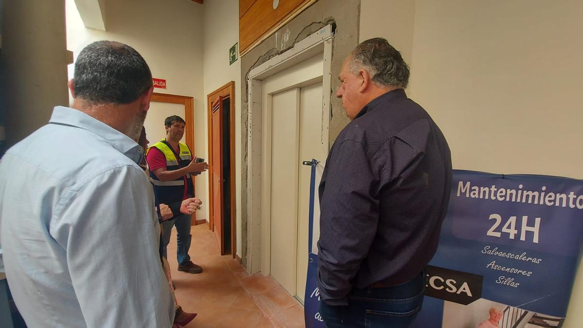 El concejal de Cultura (en primer plano) junto a los técnicos que explican la obra de sustitución del ascensor en la Casa Condal