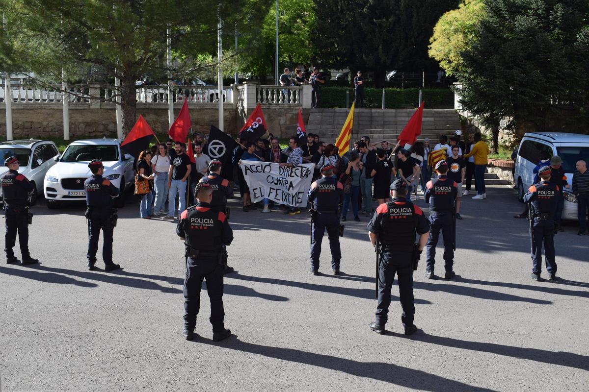 Manifestants davant l'hotel Berga Park