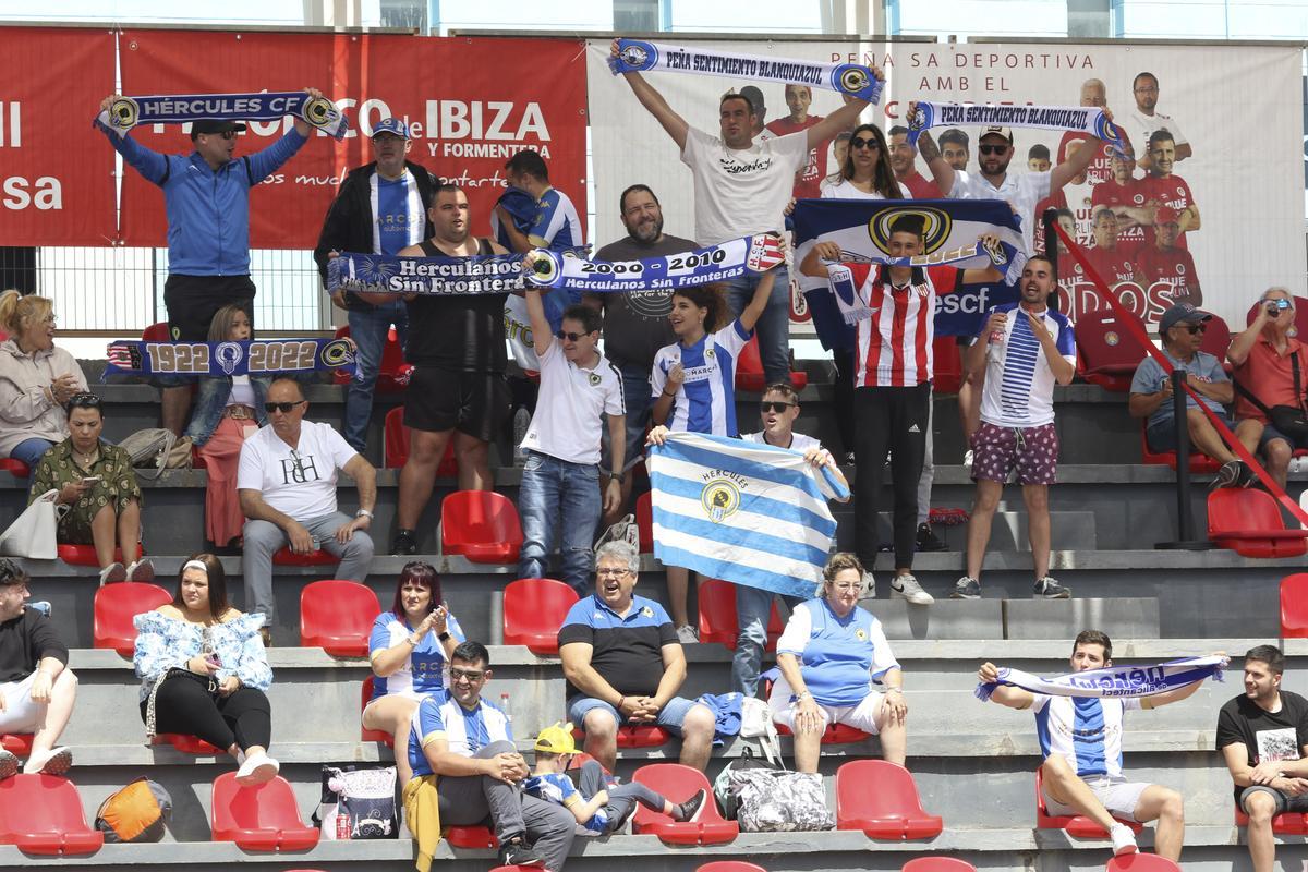 Representantes de la afición del Hércules animan desde las gradas de Can Misses 3.