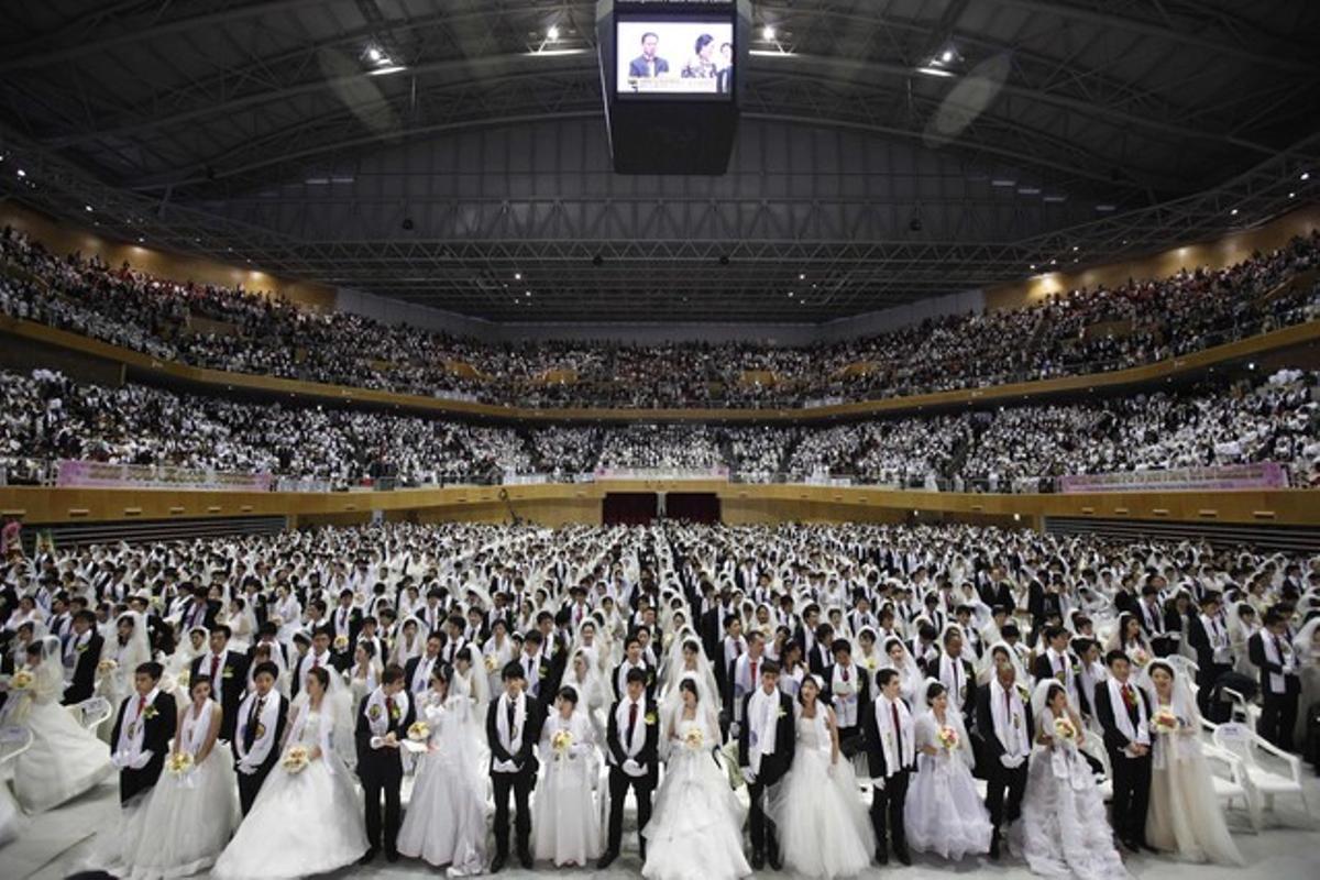 Unes 1.000 parelles contrauen matrimoni en una cerimònia multitudinària de la secta Moon. Unes 1.000 parelles contrauen matrimoni en una cerimònia multitudinària de la secta Moon.