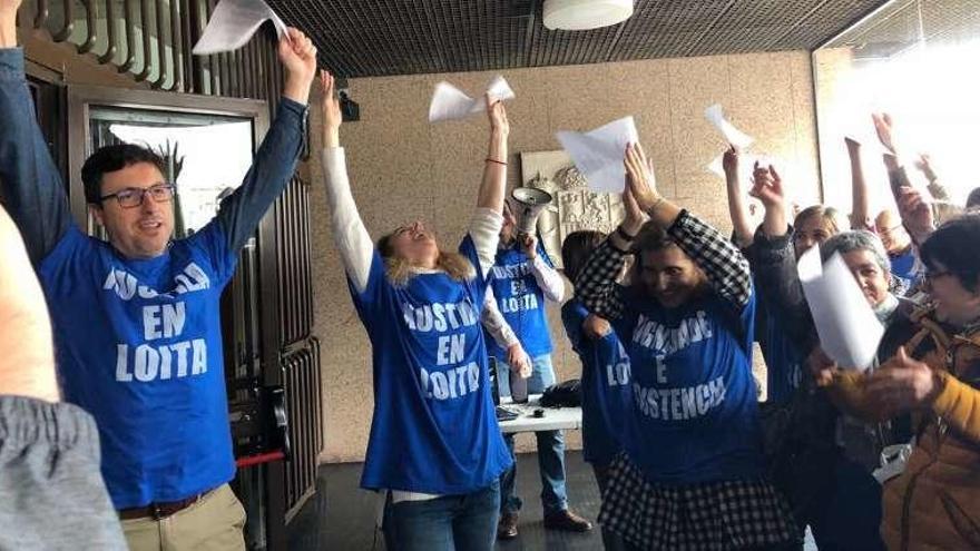 Los huelguistas, ayer, cantando la canción de &quot;Resistiré&quot; ante el viejo edificio de los juzgados de Vigo. // FdV