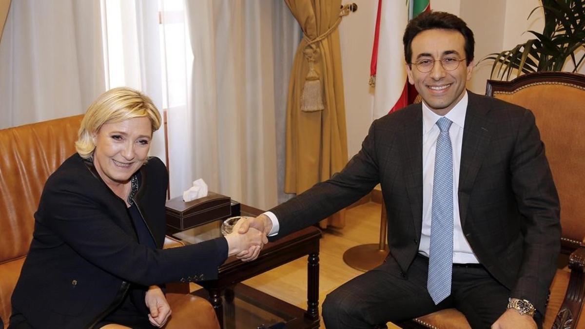El gobernador de Beirut, Ziad Shabib, estrecha la mano a la líder de la ultraderecha francesa, Marine Le Pen.