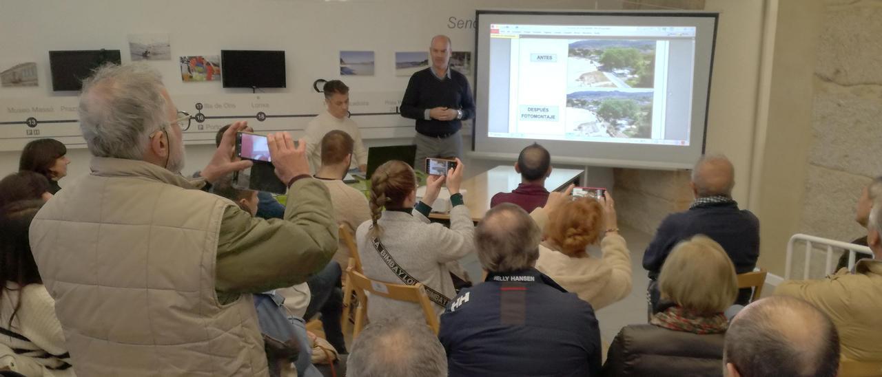 La presentación del proyecto para el paseo de Agrelo-Portomaior, ayer en el Centro de Interpretación do Litoral, en Agrelo.