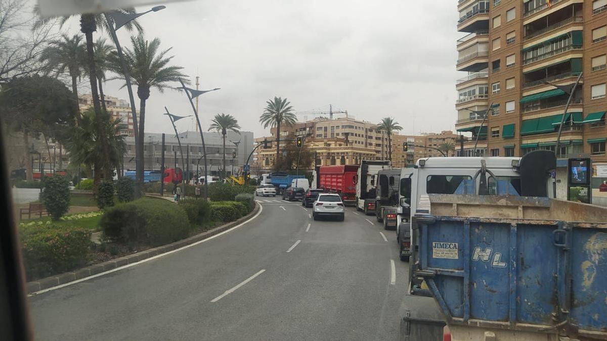 Imagen de la caravana de transportistas a su llegada a la Plaza Circular.