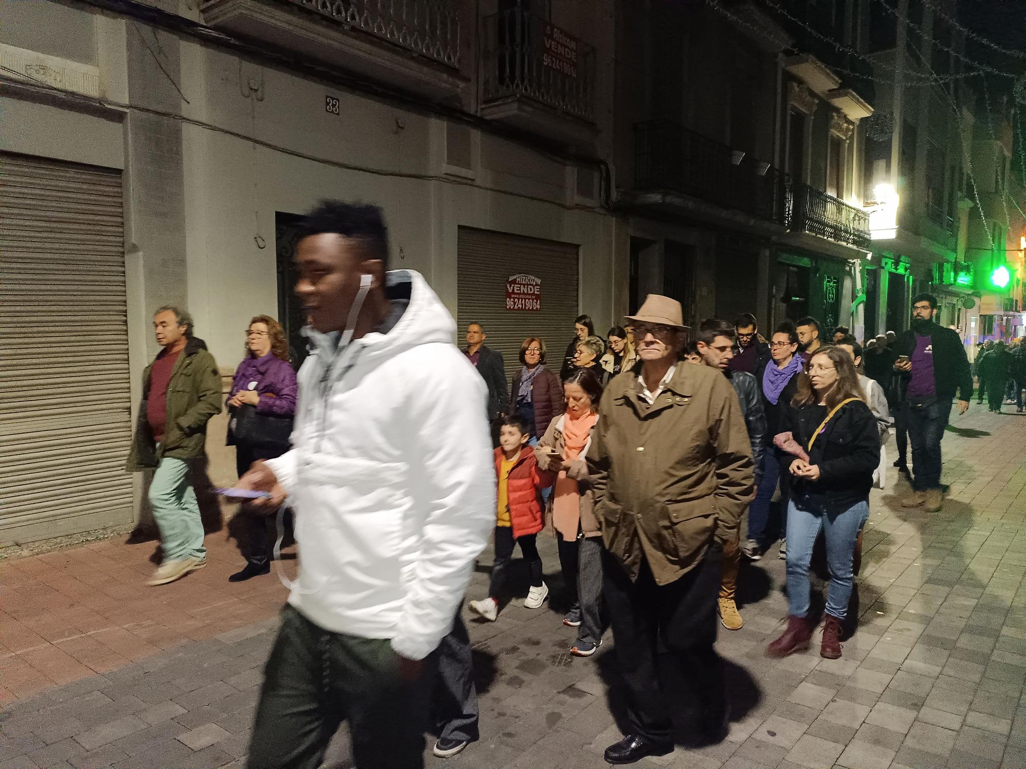 Una manifestación clama en Alzira contra la violencia machista