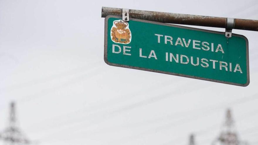 Tores de la luz, al fondo, en la travesía de La Industria.