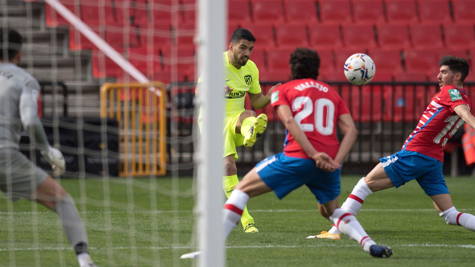 Luis Suárez no marcó en la victoria del Atleti en Granada