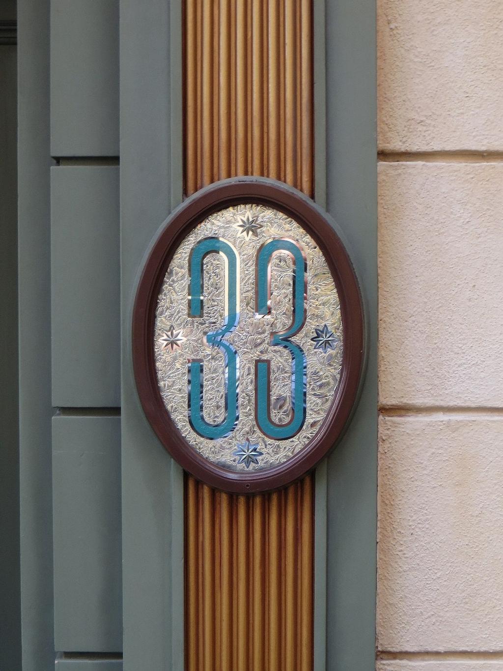 Número 33, a la entrada del Club 33