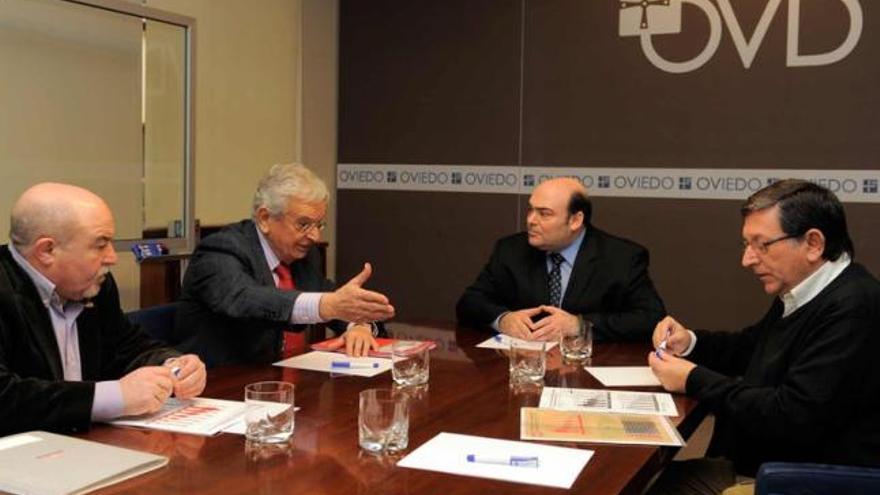 Jeremías Dos Santos, Serafín Abilio Martínez, Agustín Iglesias Caunedo y Eduardo Donaire, ayer, en el Ayuntamiento.