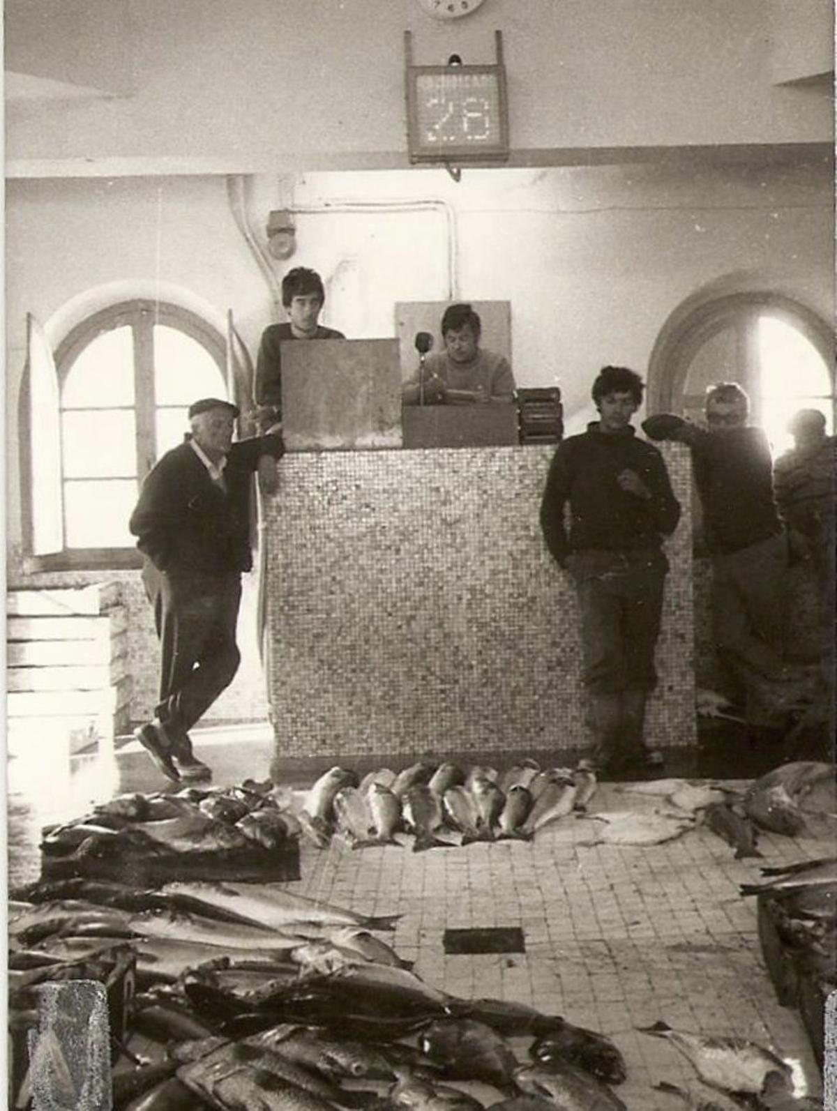 Subasta de pescado en la antigua cofradía de Luarca