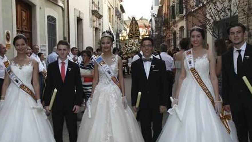 Un momento de la ofrenda a la virgen de la Soledad en Ondara.