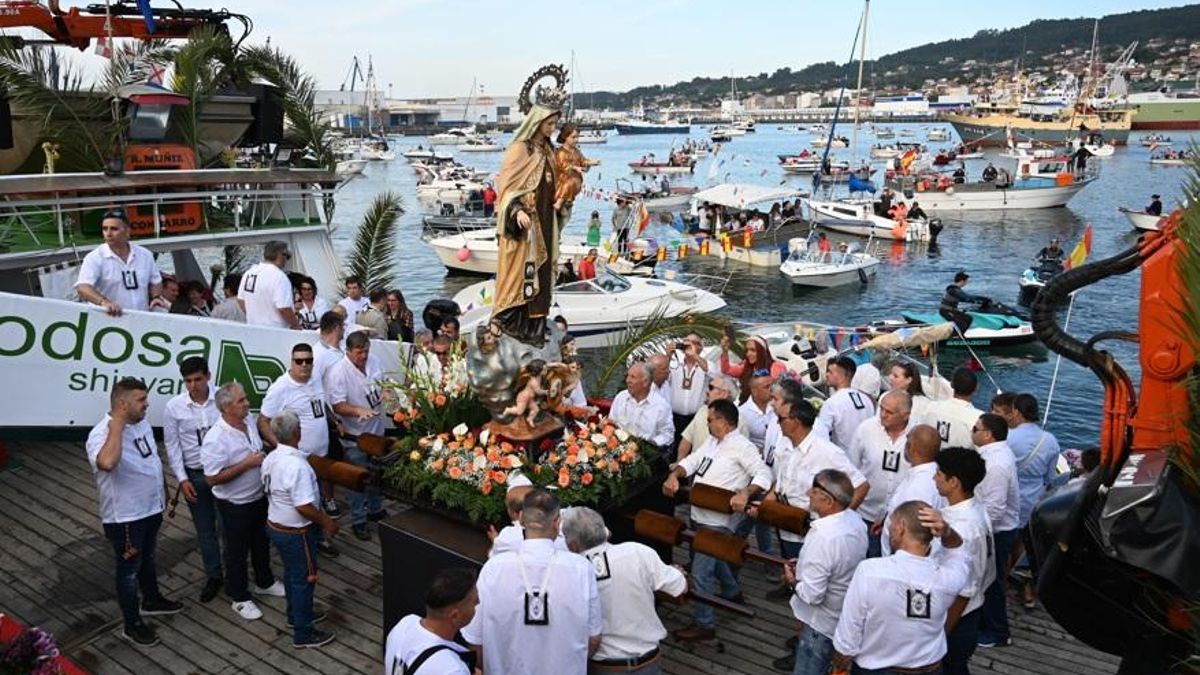 La imagen de la Virgen embarca para surcar la ría