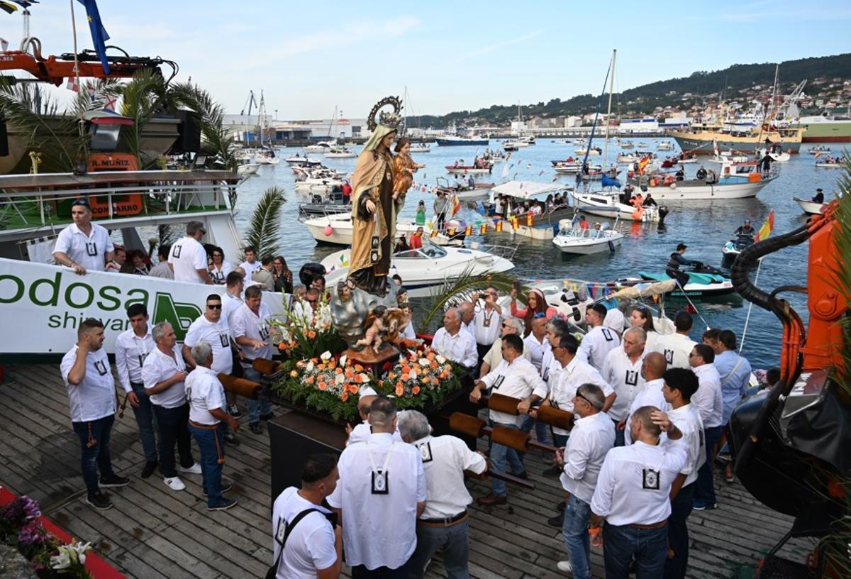 La imagen de la Virgen embarca para surcar la ría