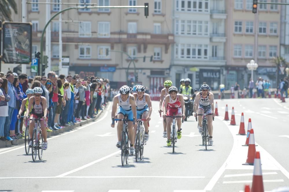 Más de 300 deportistas en el X Triatlón de Riazor