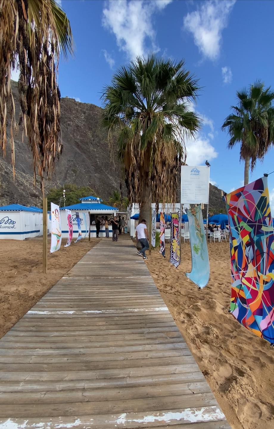 Exposición de toallas en Las Teresitas