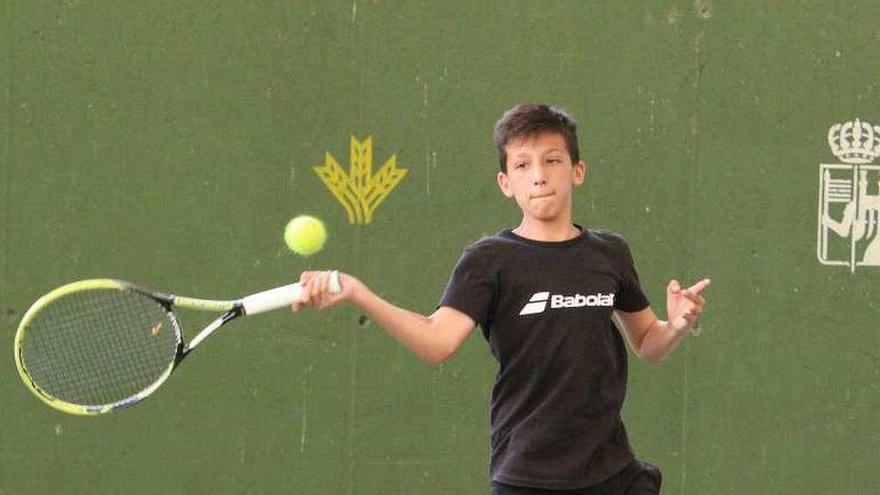 Un jugador golpea la bola ayer en la Ciudad Deportiva.