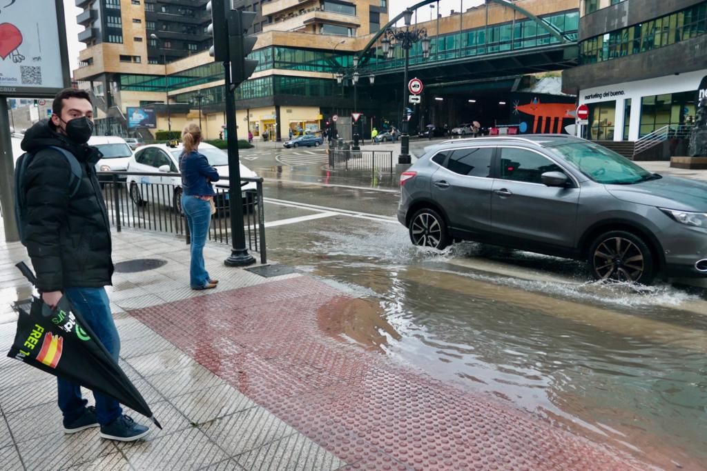 En imágenes: Así ha sido la impresionante tromba de agua caída sobre Oviedo