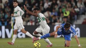 El centrocampista turco del Real Madrid Arda Guler (d) pelea un balón con el centrocampista inglés del Elche C.F Grady Diangana durante el partido de LaLiga, este domingo en el estadio Martínez Valero. EFE / Manuel Bruque. (Elche) (Real Madrid)