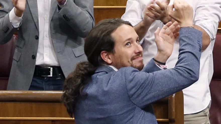 Pablo Iglesias tras intervenir en el Congreso; arriba a la izquierda Meri Pita.