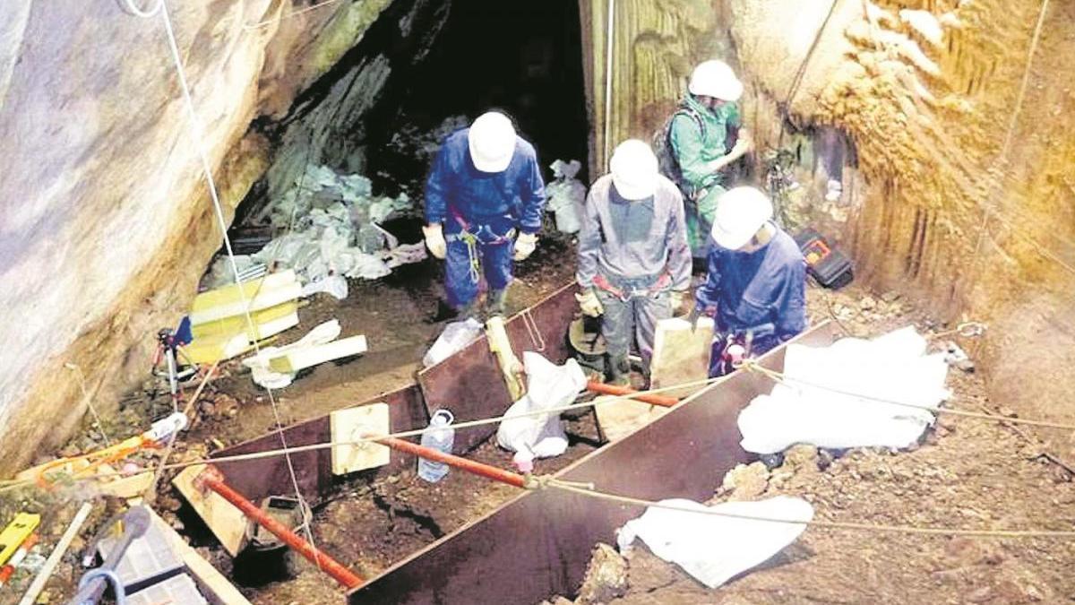 Trabajadores en la Cueva del Ángel de Lucena.