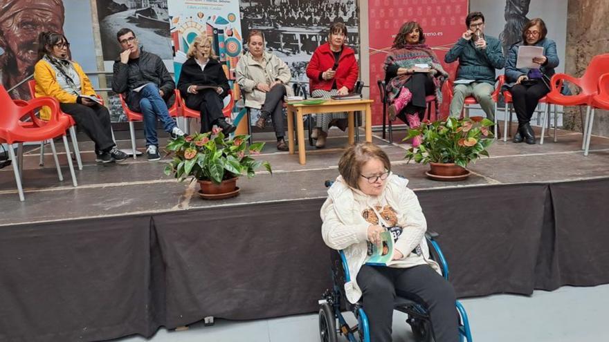 La literatura sale a la calle en la primera Feria del Libro de Candás