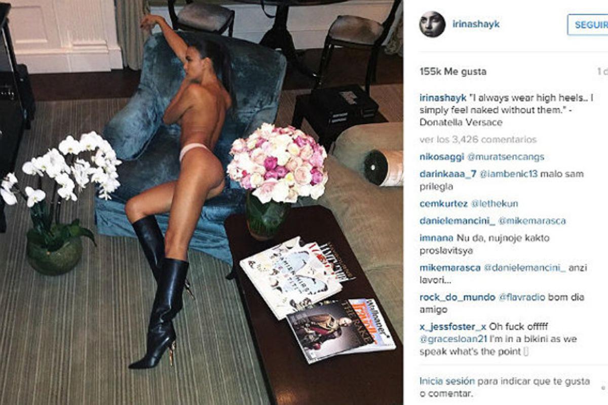 Irina, només amb un tanga i unes botes. Irina, només amb un tanga i unes botes.