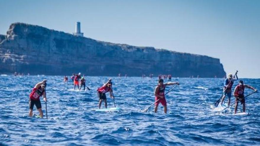 Kann ganz schön in die Arme gehen: Paddle Surf in Port Adriano.