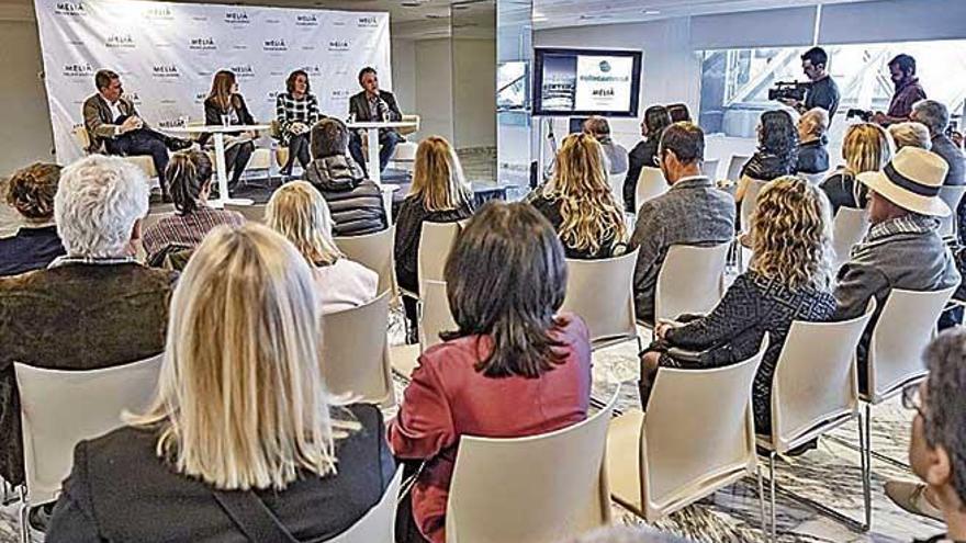 Ginebroza, GonzÃ¡lez, Morrison y BarcelÃ³, al fondo, ayer durante las jornadas.