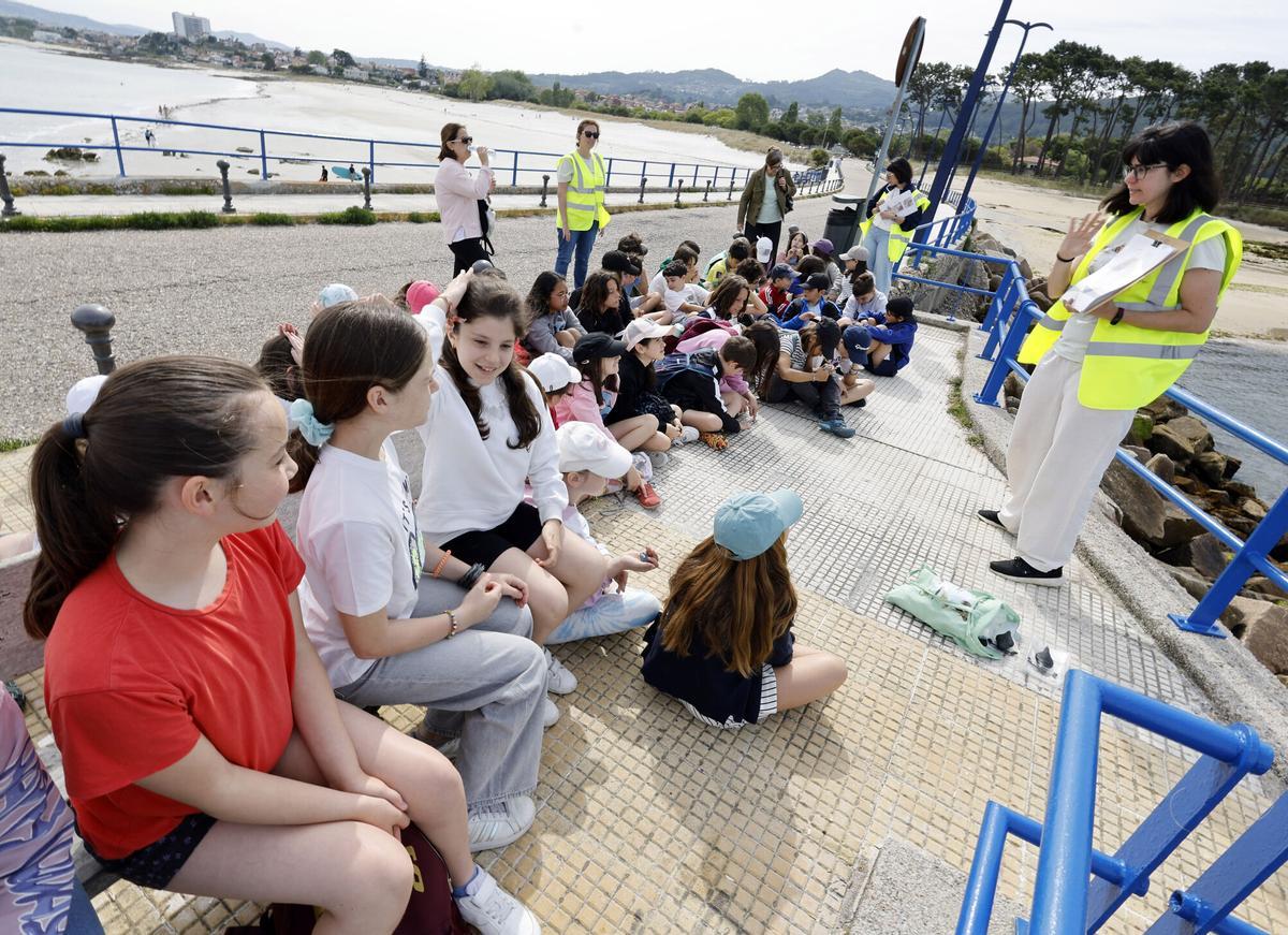 Alumnos de primaria del colegio CEIP García Barbón participantes en la primera edición del proyecto "Paleo en el barrio" celebrada en Vigo donde investigadoras de la UVigo les descubren los diferentes tipos de restos paleontológicos y arqueológicos que poblaban Galicia en el pasado, y se les enseñan imágenes y réplicas de los mismos. Excursión