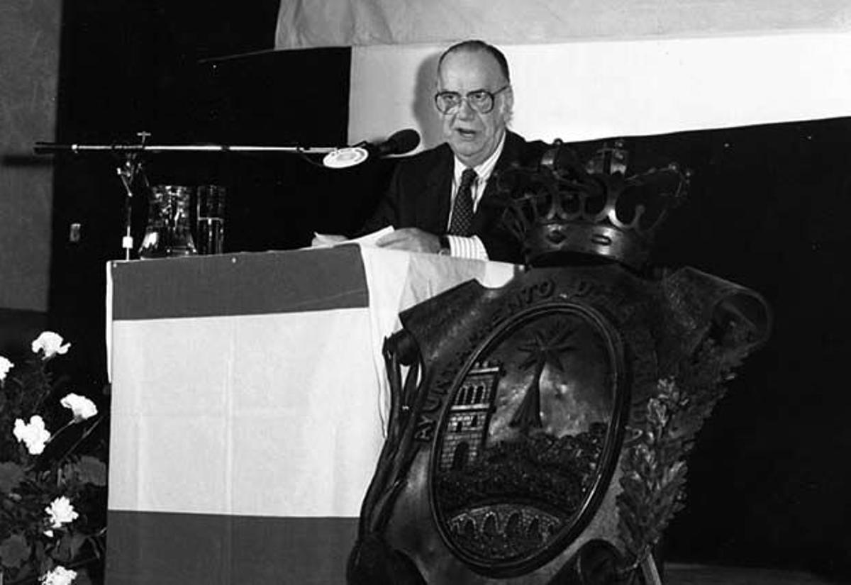 Camilo José Cela na Festa do Salmón da Estrada.