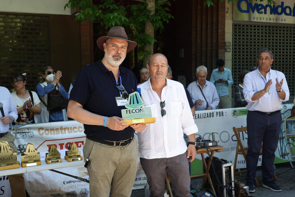 José María Abreu reconoce al arquitecto Pepe Ucelia por la redacción de su proyecto.