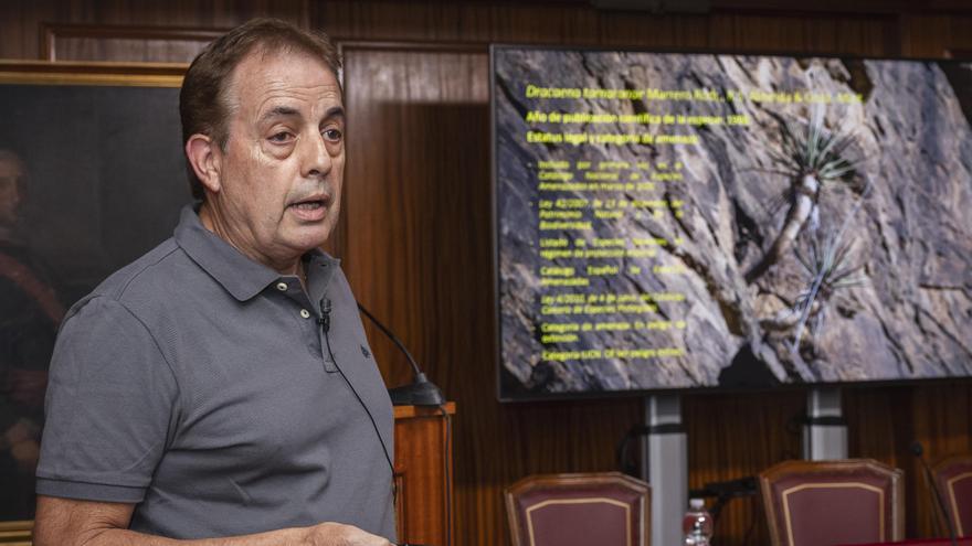 El geógrafo Rafael Almeida durante su ponencia sobre el drago de Gran Canaria en la Económica.