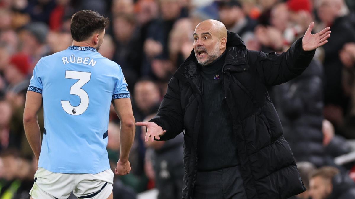 Pep Guardiola, desesperado en Anfield al ver que el Manchester City no reaccionaba