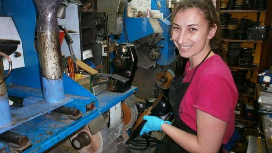 María José Guerdo, en su taller de reparación de calzado ubicado en el Cuetu.