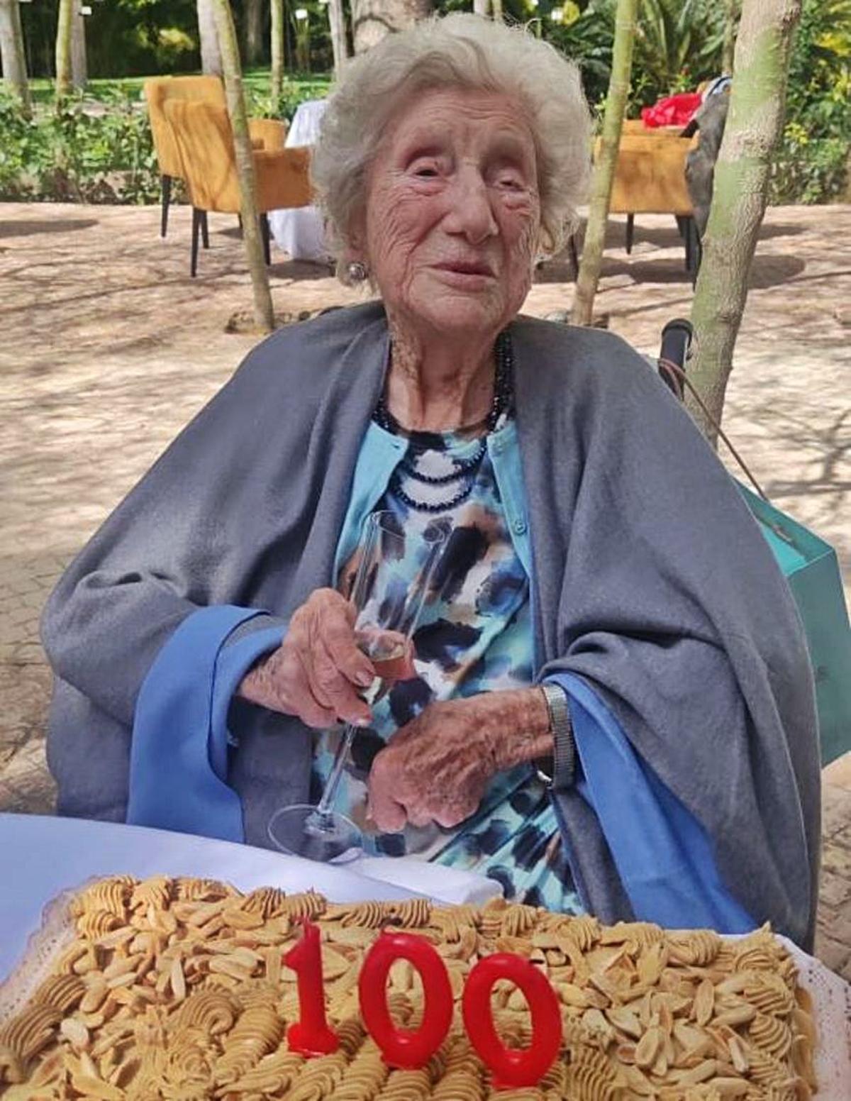 Doña Lola, que se vacunó a comienzos de año de la Covid-19, celebró el siglo de vida el pasado sábado, en Limonar, 40 con unos pocos familiares