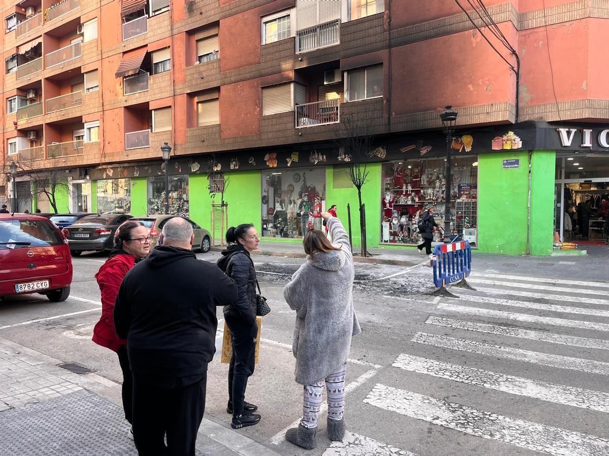 Un incendiario siembra el caos en Patraix al quemar 18 contenedores y más de una treintena de vehículos