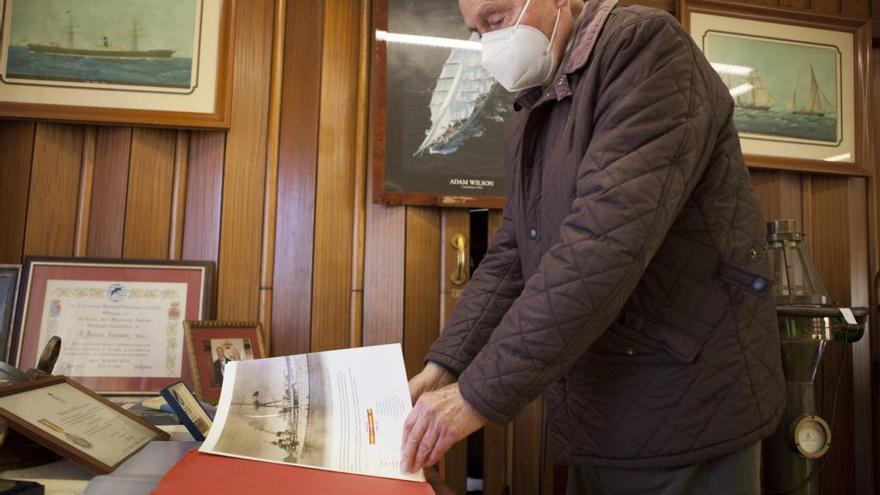 Arsenio Fernández, Tito, con la documentación recuperada del buque 