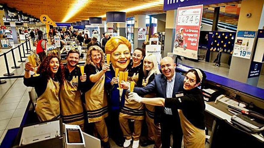 Treballadors d&#039;un supermercat de Terrassa celebrant el primer premi