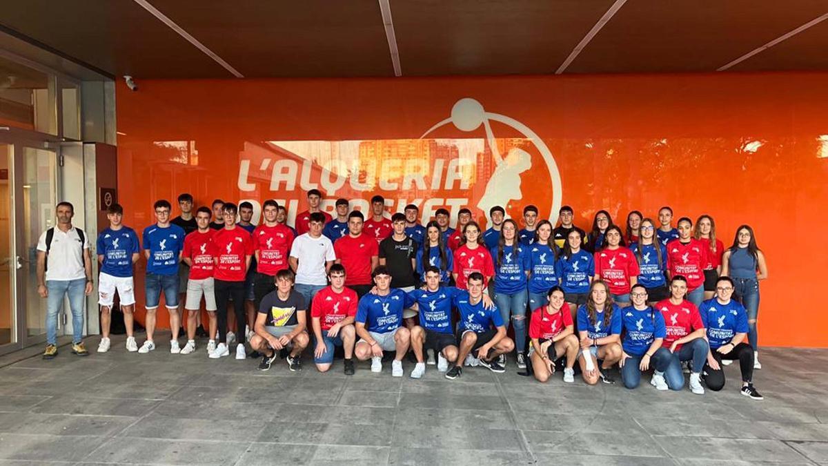 Imatge de grup del nombrós alumnat assistent a la xerrada formativa a l'Alqueria del Basket.