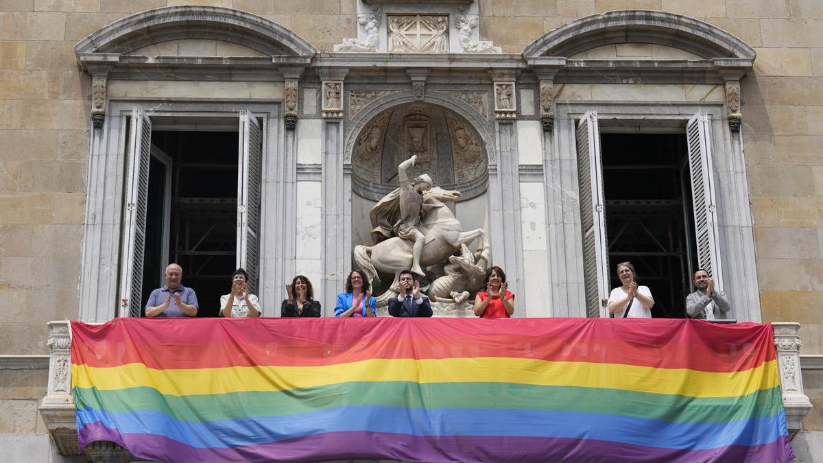 Los ayuntamientos cuelgan en sus balcones las banderas arcoíris por el Día del Orgullo LGTBI