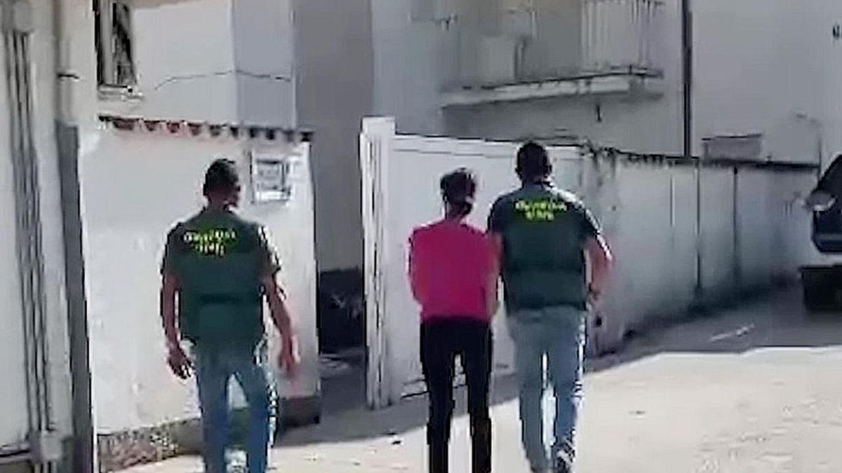 Captura vídeo de la Guardia Civil custodiando a la detenida.. |   // Fdv