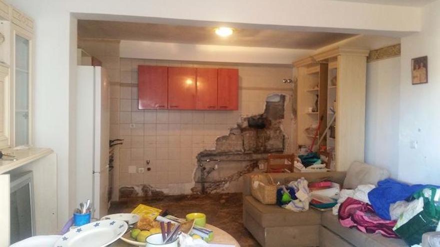 Imagen del interior de la cocina de la vivienda con los daños manifiestos.