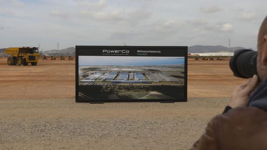 Recreación de la gigafactoría de Sagunt, ante los terrenos donde se está construyendo. |