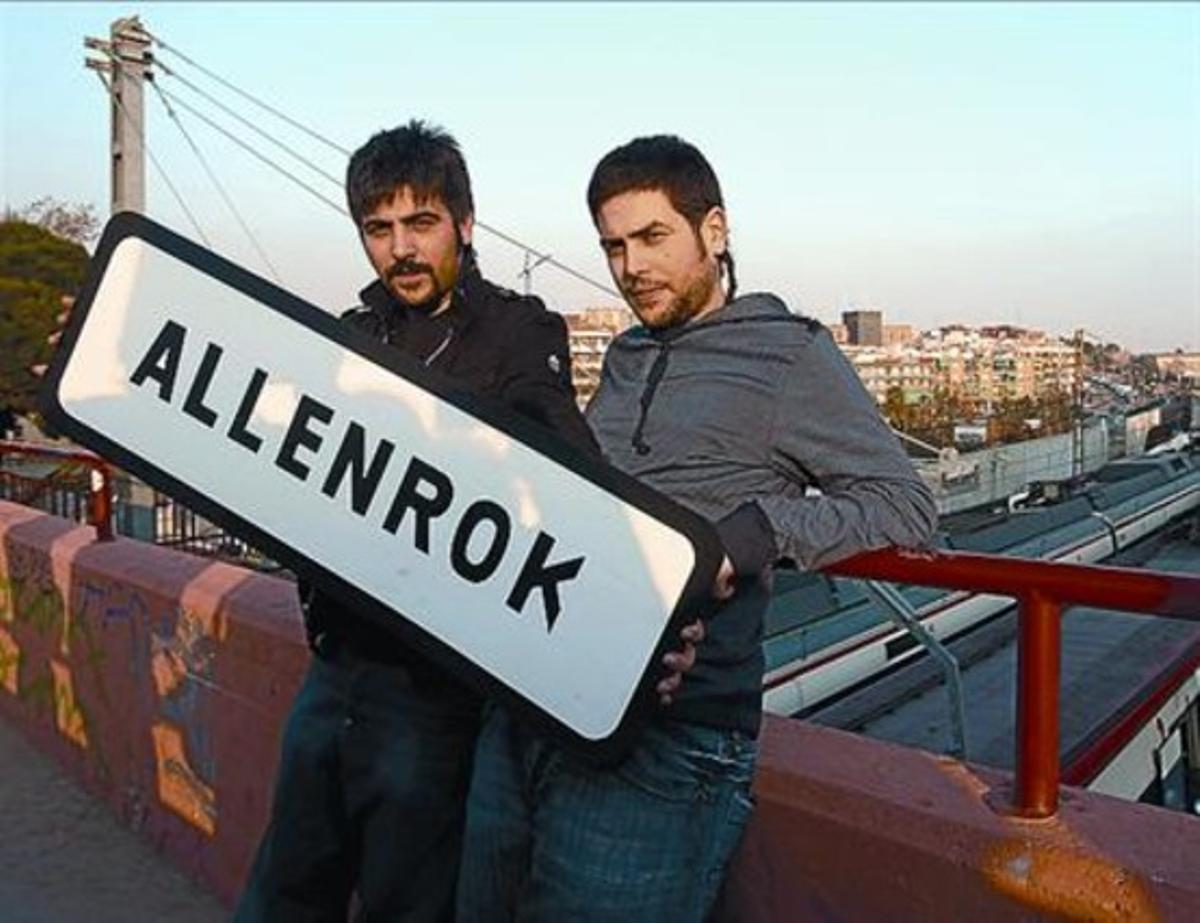 Los hermanos Muñoz, en la estación de Cornellà, en el 2008. Los hermanos Muñoz, en la estación de Cornellà, en el 2008.