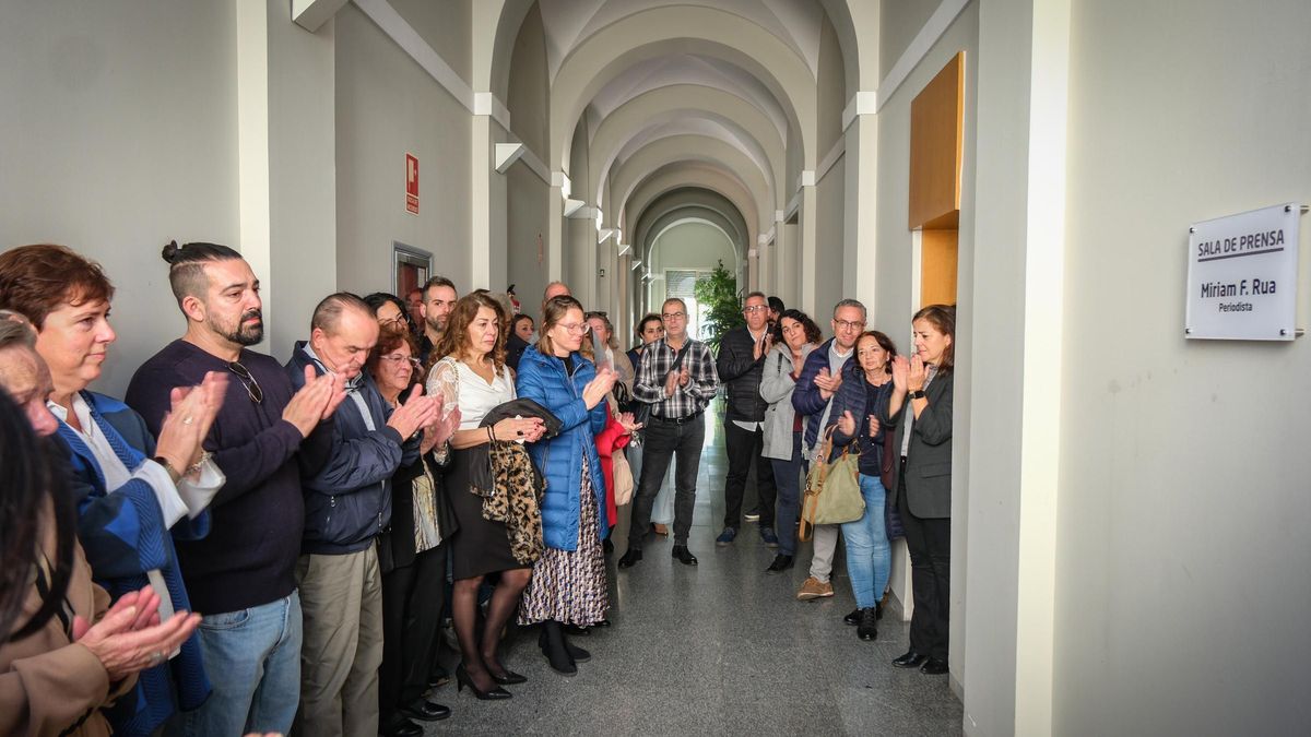 Familiares y compañeros junto a la placa con el nombre de Miriam Fernández Rúa a la entrada de la sala de prensa de la Delegación del Gobierno.