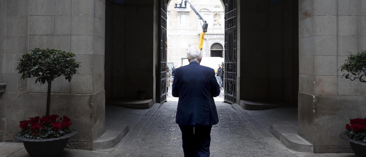 Maragall saliendo del ayuntamiento